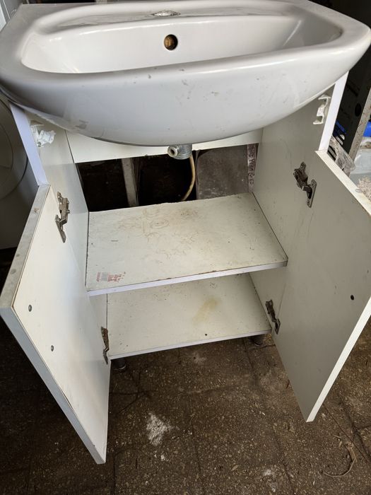 Умывальник с тумбочкой в ванную комнату