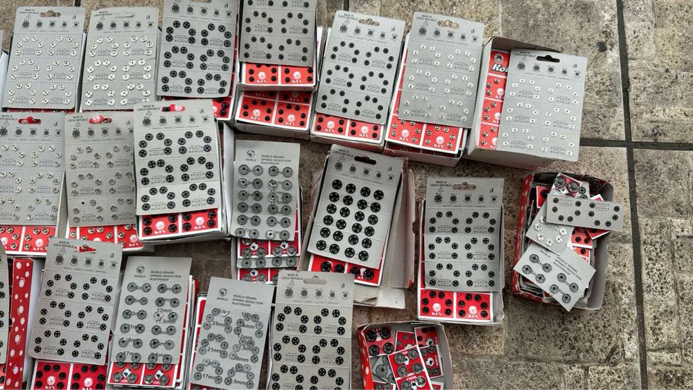 Кнопки пришивные металлические (лист - 36 шт/50 грн).