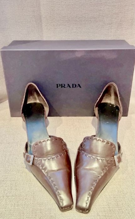 Sapatos em pele castanho da Prada