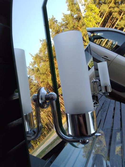 Lustro z oświetleniem i półką