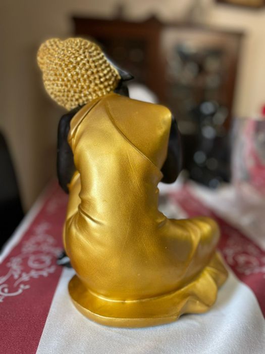 Buda preto e dourado