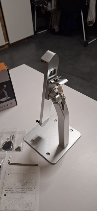 Profesjonalny  stojak na tablet z kluczykiem