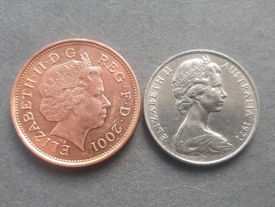 2 moedas de 2 10 pences dos anos de 1971 e 2001 da Rainha Isabel II