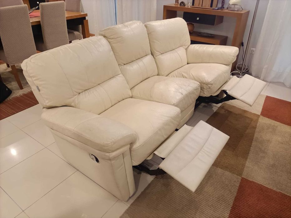 Sofá 3 lugares com regulação a funcionar perfeitamente.