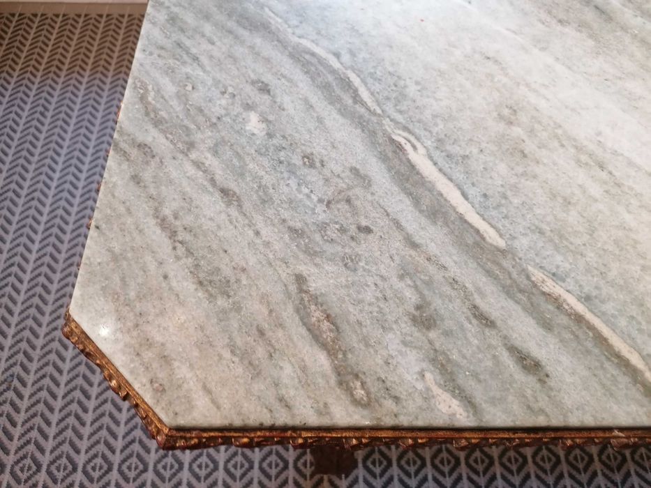 Mesa de centro vintage com tampo em mármore maciço