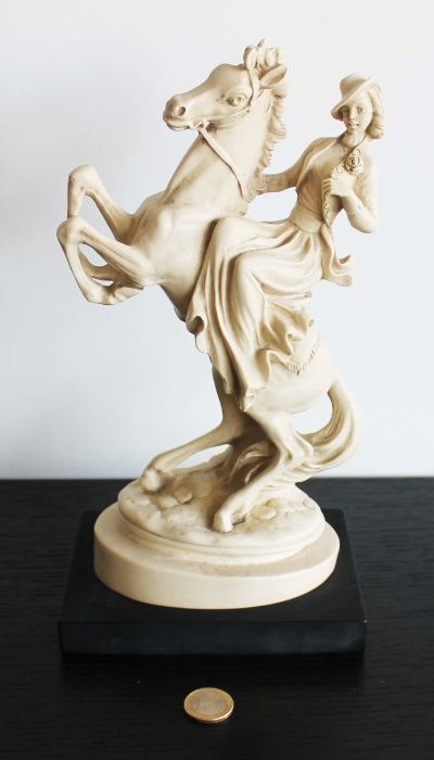 Estátua de Dama antiga a cavalo