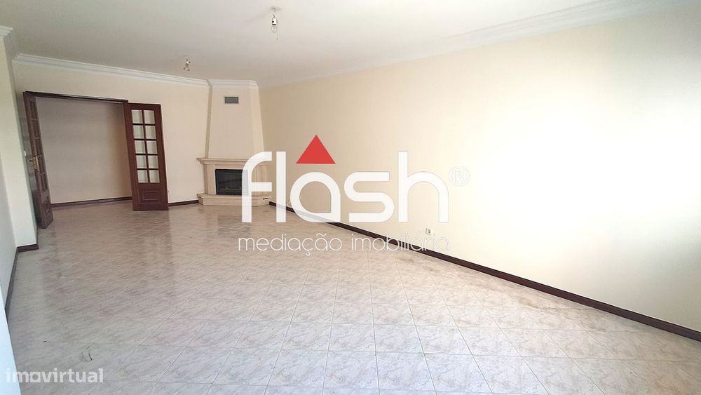 Apartamento T2 c/ parqueamento em Mem Martins