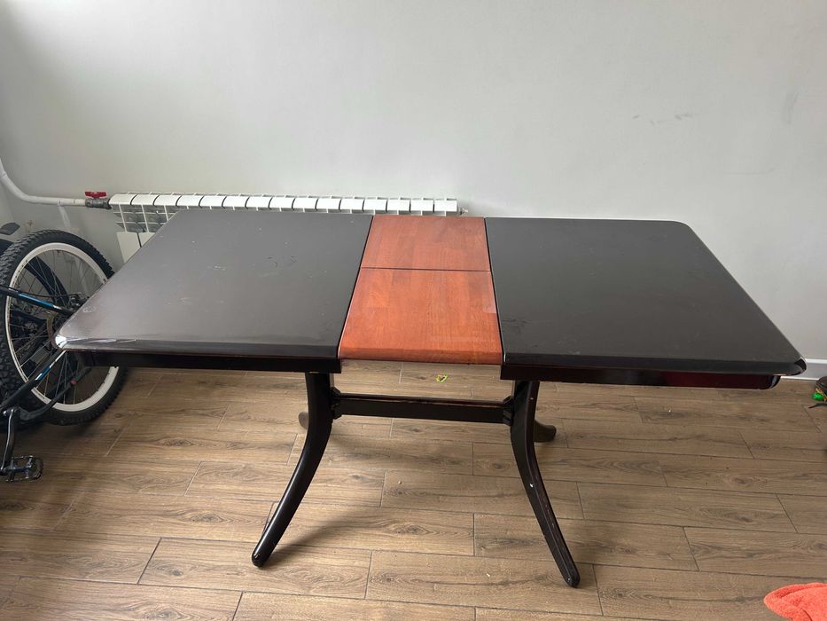 Розкладний дерев’яний стіл зі скляною вставкою