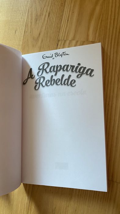 2 livros da coleção a rapariga rebelde