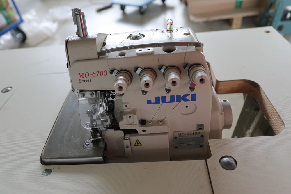 Overlock marki JUKI model MO-6700 5 nitkowy Model MO-6716S + stół