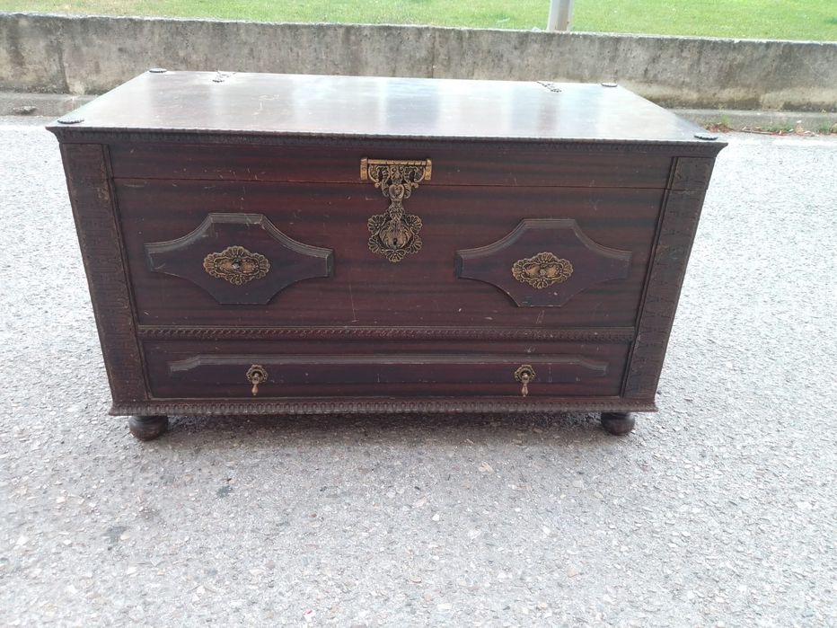 Arca trabalhada em madeira