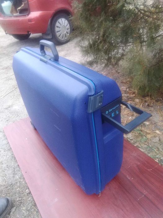 Чемодан на колесах с ручкой