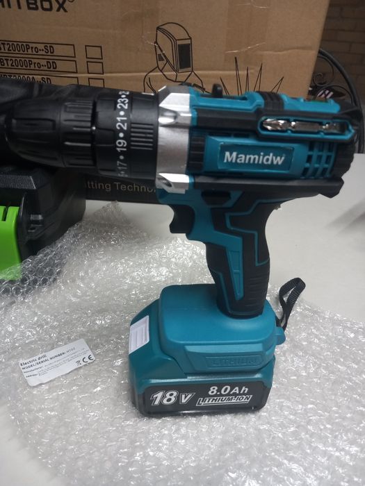 Berbequim novo com uma bateria