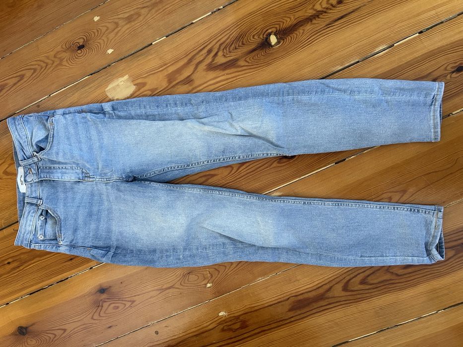 niebieskie jeansy skinny z wysokim stanem