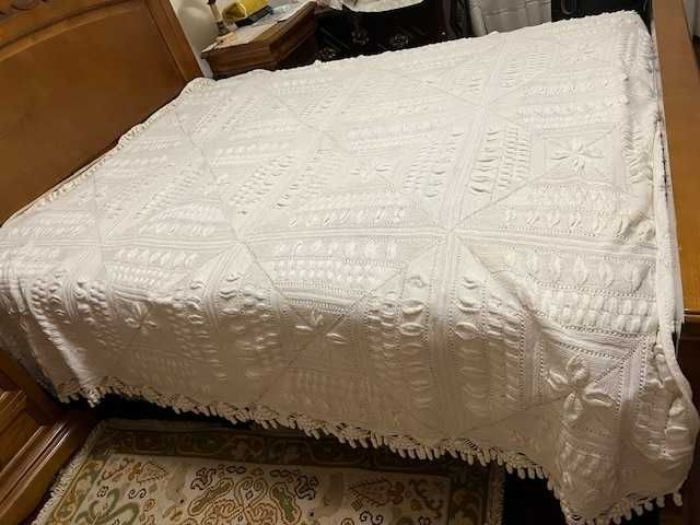 Colcha branca de renda em linha  cama de casal feita com duas agulhas