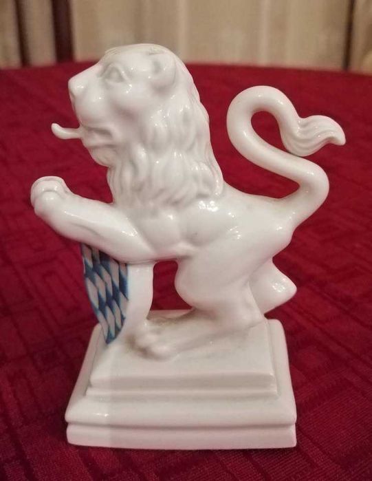 Estatueta porcelana alemã Nymphenburg  "Leão c/escudo"