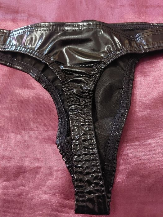 Stringi męskie lakierowane