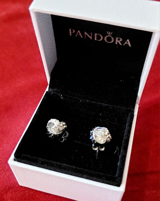 Kolczyki wkręty z biało- czarnymi kryształkami Pandora