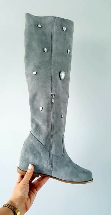 Eleganckie kozaki letnie kamienie skóra zamszowa