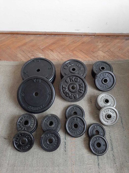 Zestaw kulturystyczny do treningu domowego: ławeczka, sztanga, hantle