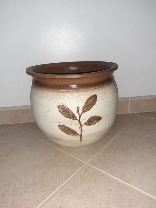 Vaso castanho e creme.