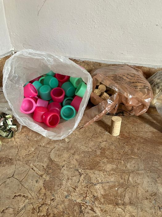 Rolhas de cortiça e plástico - diversas