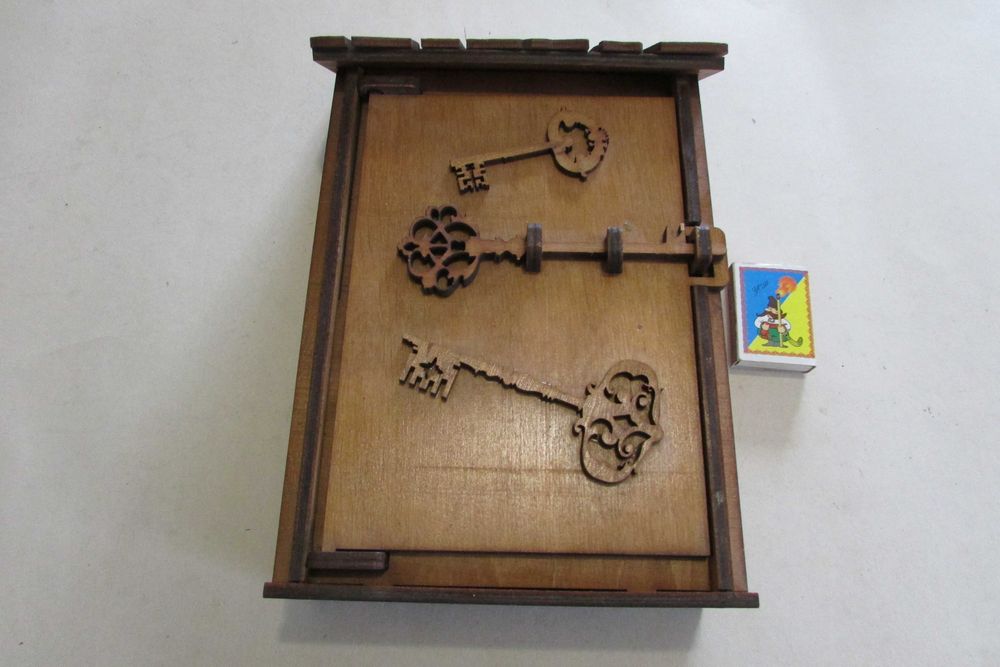 Ключниця настінна дерев,яна.