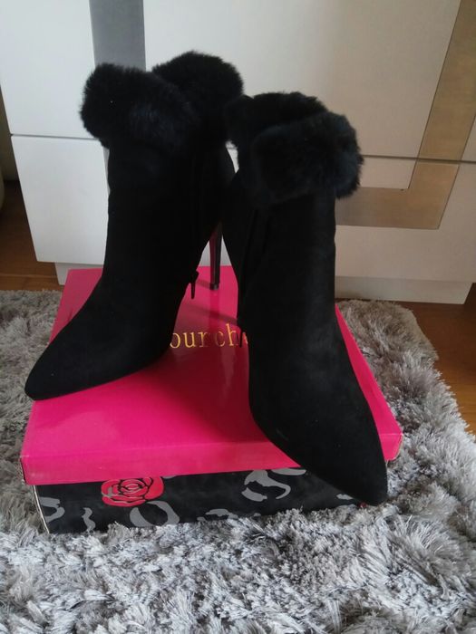 Botas / botins pretos em camurça c/ pêlo -  39