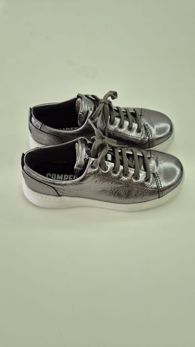 Sapatilhas prateadas camper