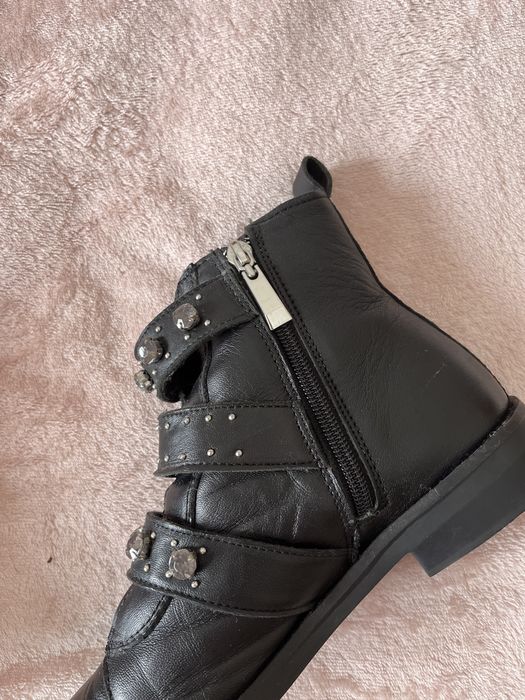 Botas pretas pelo tornozelo