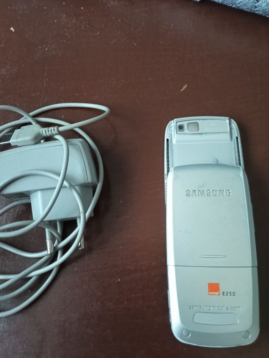 Telefon Samsung E250