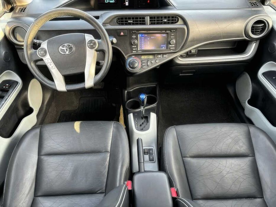 Toyota Prius c Four      2014