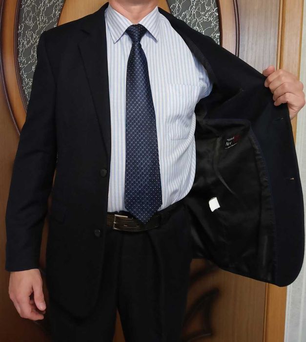 Класичний майже чорний костюм, 50-52 р.