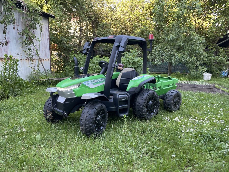 Traktor elektryczny dla dzieci z napedem 4x4 oraz przyczepką.