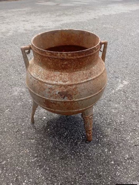 Vendo esta panela de ferro de 25 litros antiga