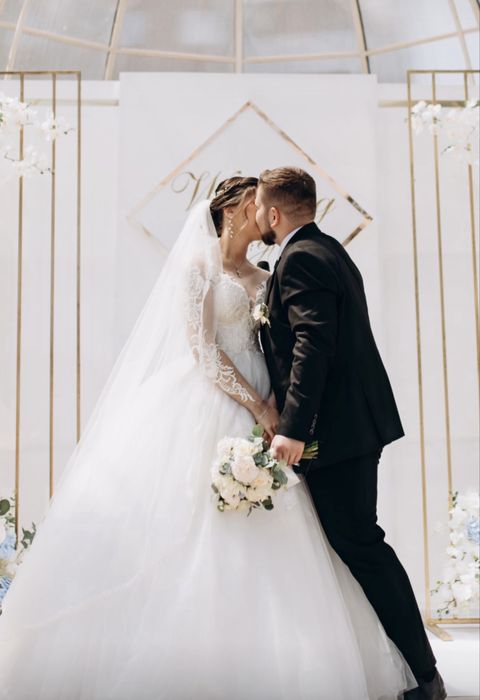 Весільна сукня в хорошому стані, пишна з підʼюпником