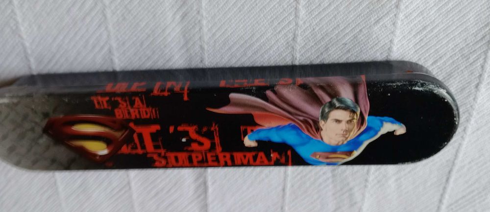 Estojo metal Super Man, com 20 Lápis + lápis com cabeça de boneco