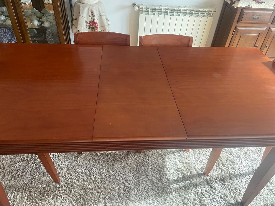 Conjunto mesa e cadeiras de madeira