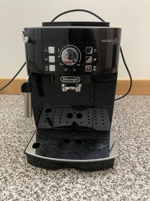 Máquina de café Grão Delonghi Magnifica S