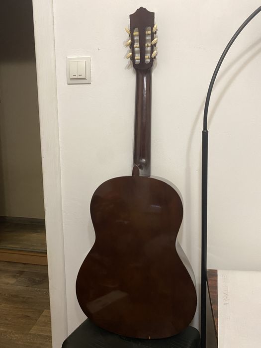 Продам акустическую гитару Yamaha C40