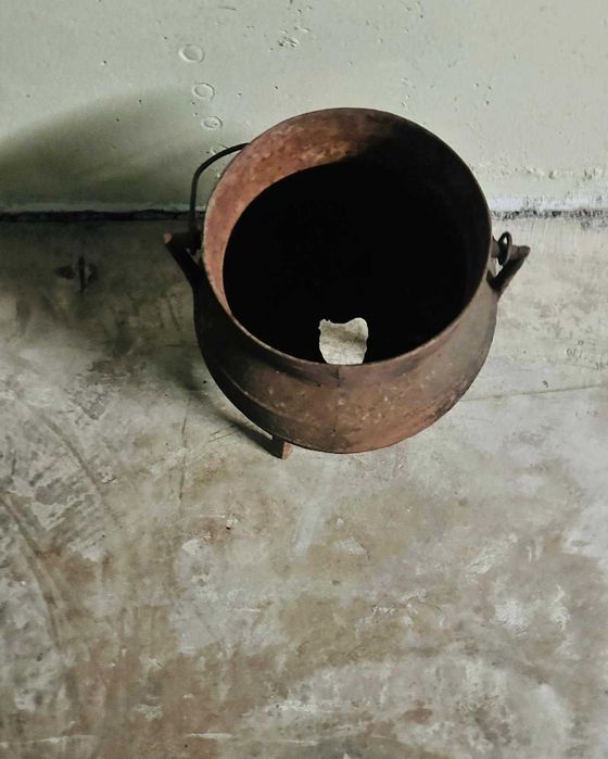 Panela/Caldeirão Antigo em ferro fundido com trés pés