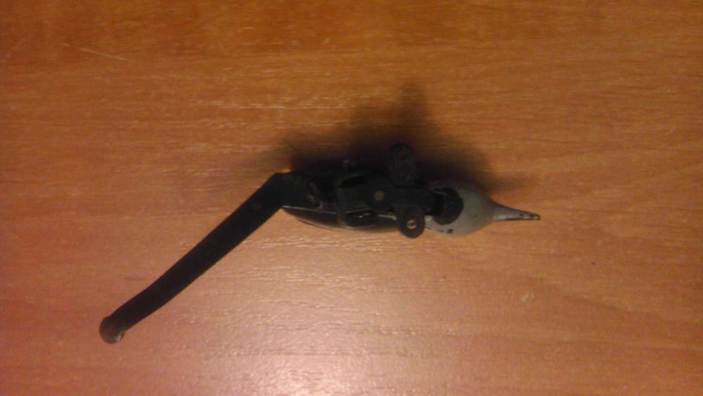 Птичка из часов с кукушкой.