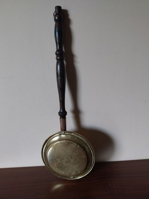 Stara, ozdobną patelnia z motywem marynistycznym, sygnowana