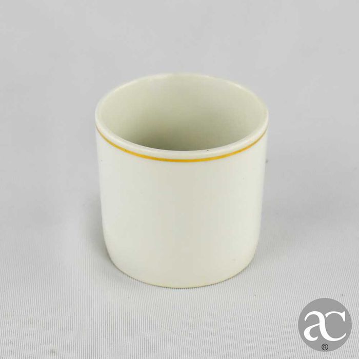 Taça e pires em porcelana Artibus, com friso a ouro