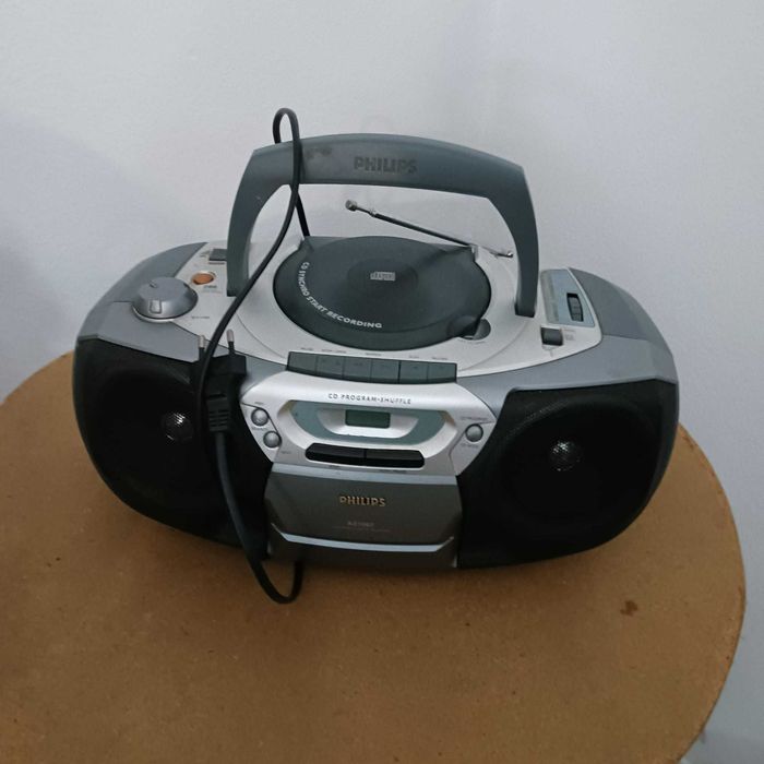 Aparelhagem antiga e outros eletrodomésticos