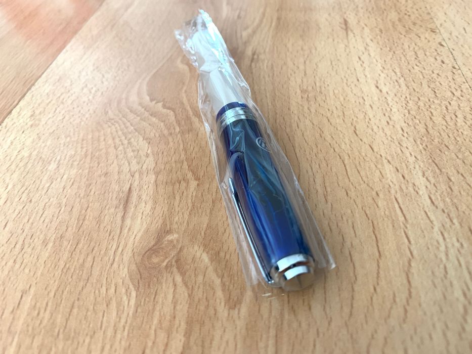 Caneta tinta permanente Recife Amber Crystal azul com inscrição VW