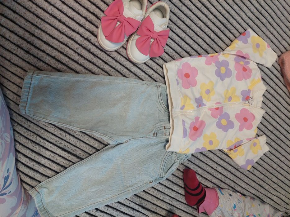 Величезний пакет одягу для дівчинки.