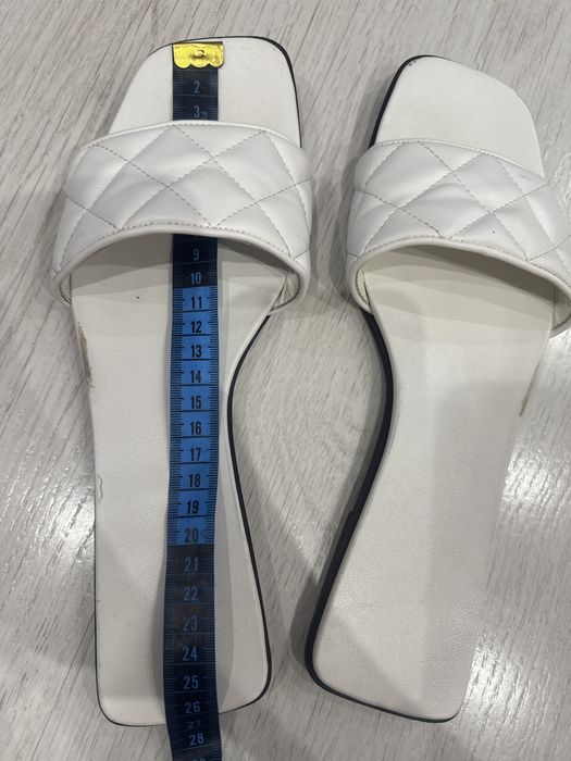 Sprzedam biale klapki Bershka rozm 39
