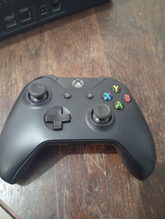Xbox One com comando e cabos
