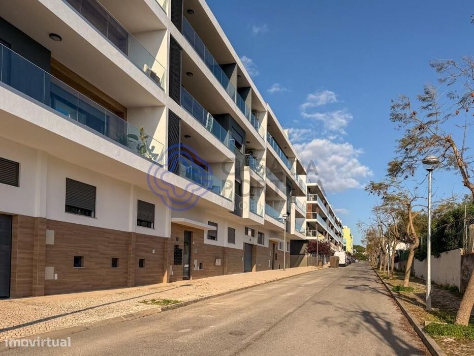 Apartamento T2 com Rooftop Privativo e Vista Mar – Montenegro, Faro